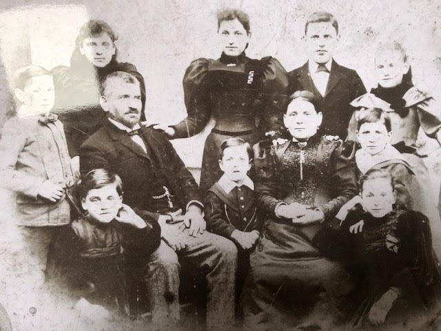 Levi Family - Harry between the parents 1895 (002)